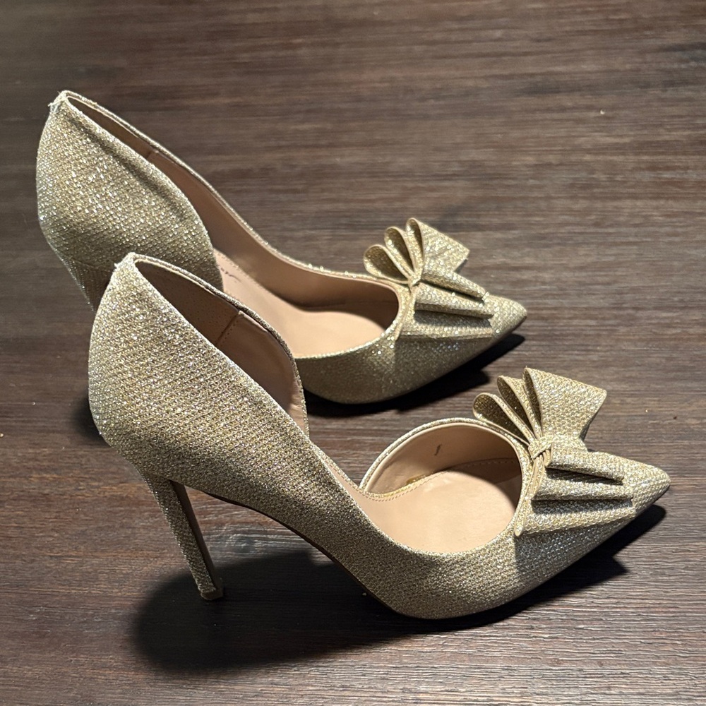 Betsey Johnson Gold Pointed-Toe Bow D'Orsay Pumps - Picture 4 of 5